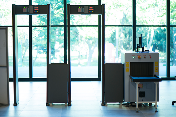 Portable weapons detection system in lobby 